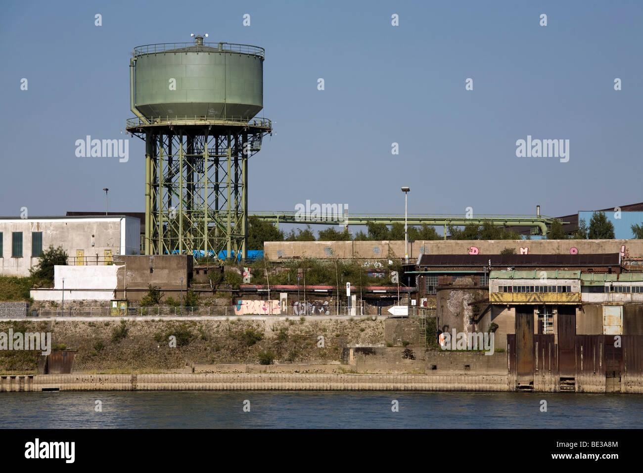 Alter Wasserturm am Ufer des Rheins, RheinPark, Duisburg-Hochfeld, Ruhrgebiet, Nordrhein-Westfalen, Deutschland, E Stockfoto