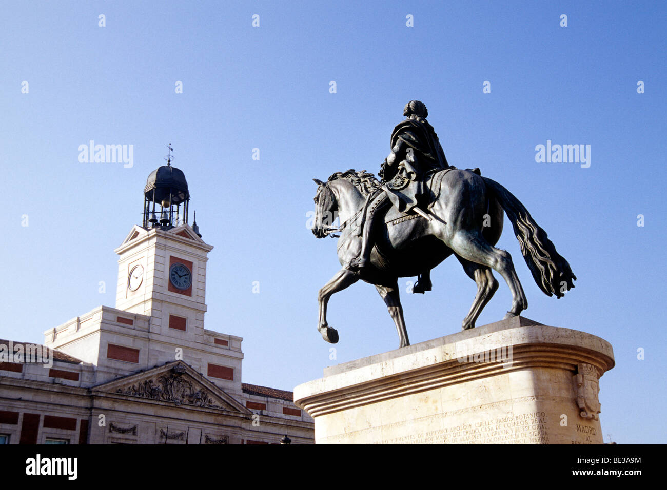 Regierungsgebäude, Real Casa de Correos und ein Reiterstandbild von Charles III, Carlos III auf dem zentralen Platz Plaza P Stockfoto