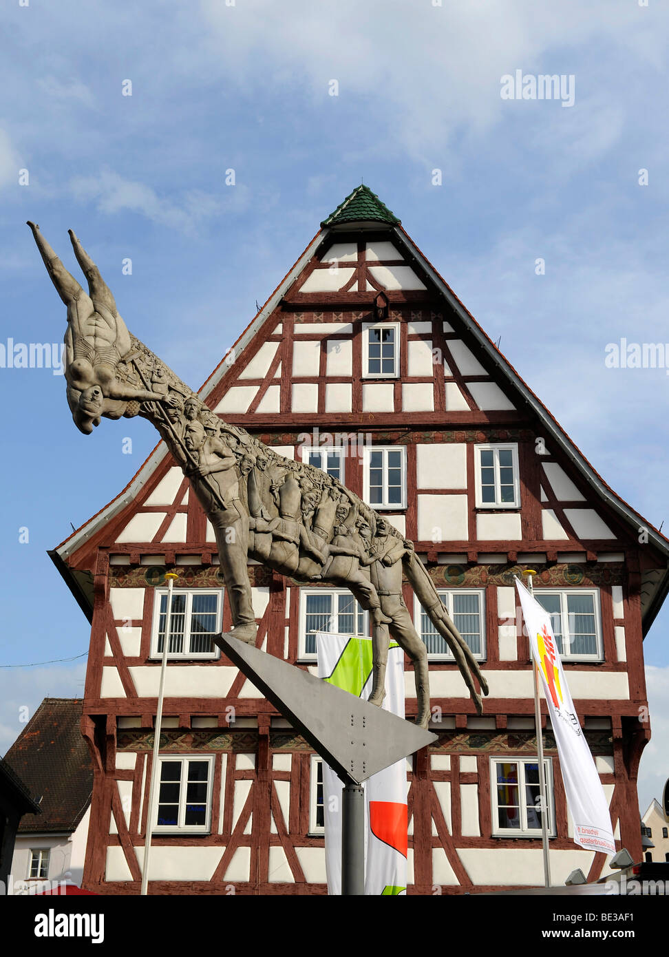 Eseldenkmal, Esel Skulptur, Peter LENK, Relief "Studie über des Esels Schatten" von Christoph Martin Wieland, vor der eine für Stockfoto