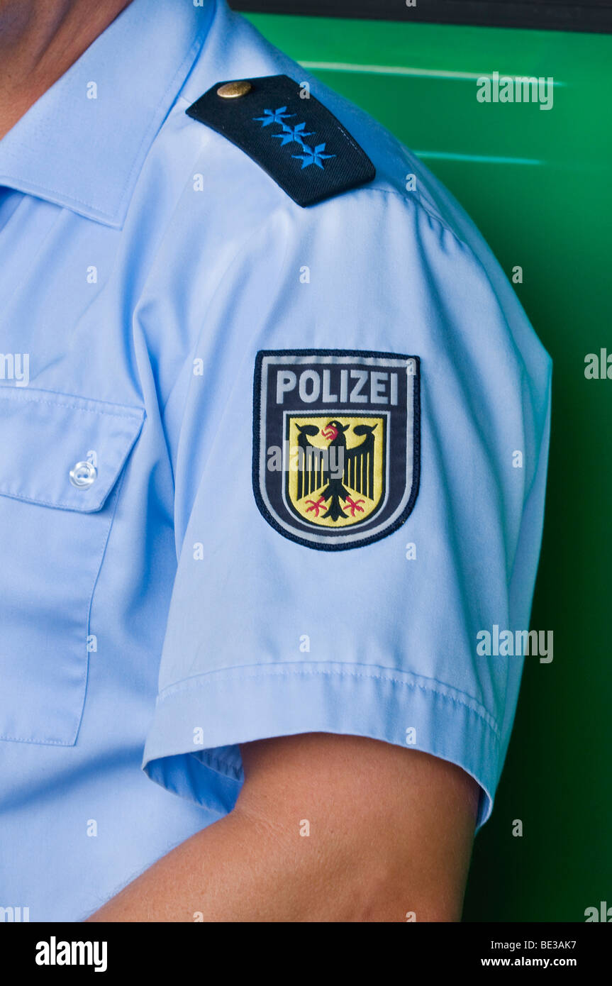 Deutscher Polizist, Epaulette von einer Polizei-Hauptapotheker, darunter Wappen der Bundespolizei auf der Hülle der ein blaues Hemd, in Fron Stockfoto