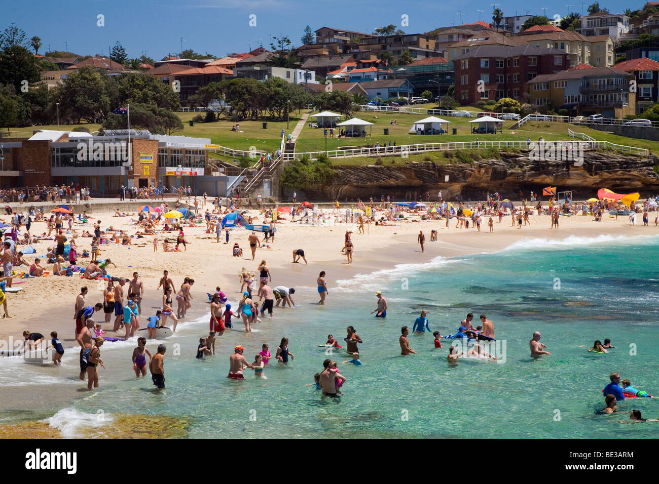 Schwimmer im Bronte Beach im Sommer. Sydney, New South Wales, Australien Stockfoto
