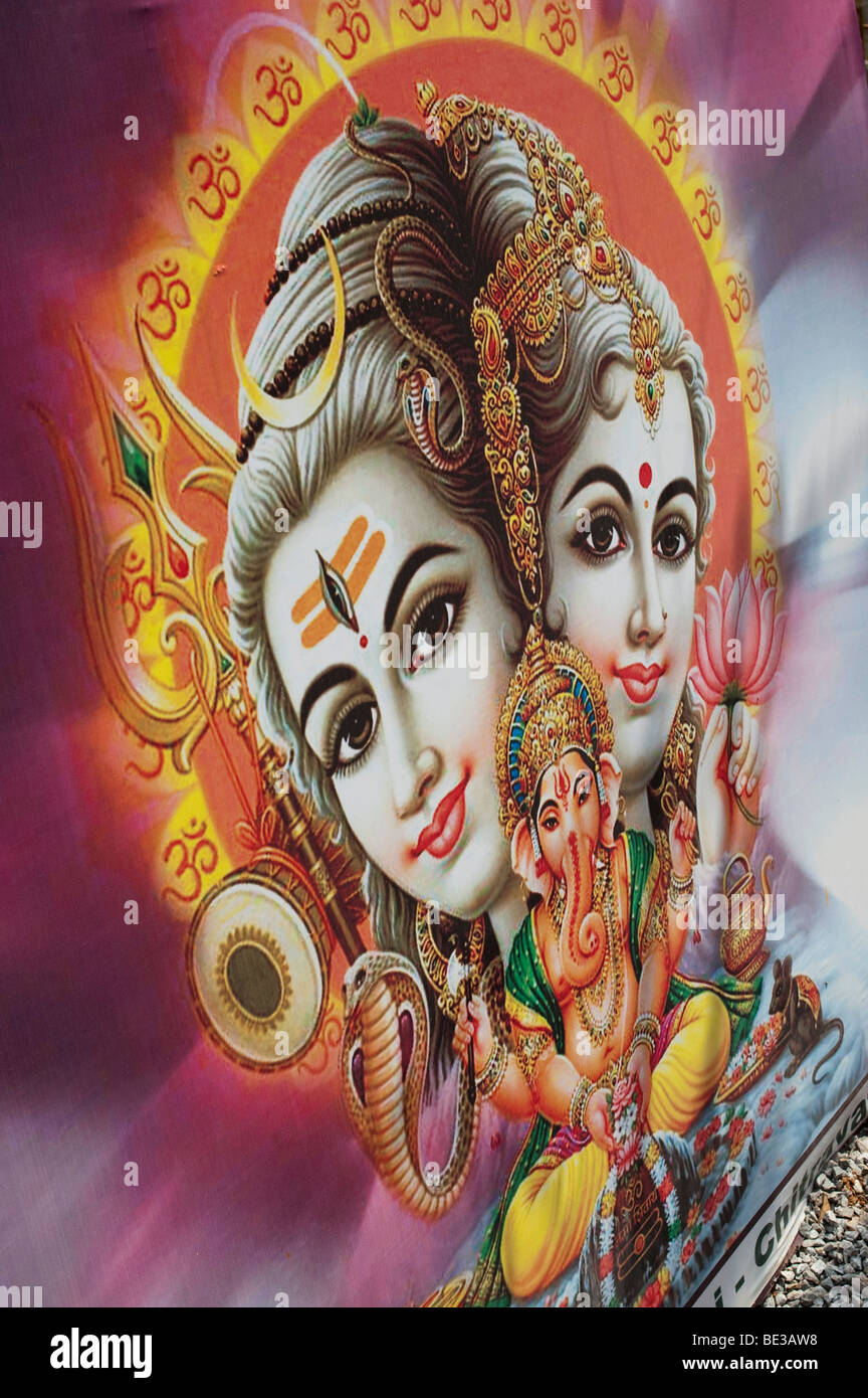 Hinduistische Gottheiten auf einem Plakat am Straßenrand in Indien Stockfoto Hinduistische Gottheiten auf einem Plakat am Straßenrand in Indien Stockfoto