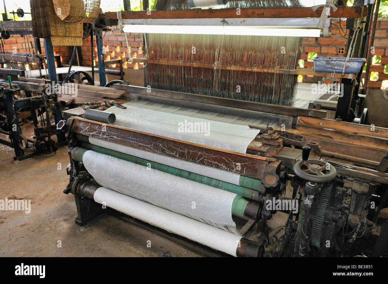 Webstuhl in eine Seidenfabrik, Dalat, Hue, Vietnam, Asien Stockfoto