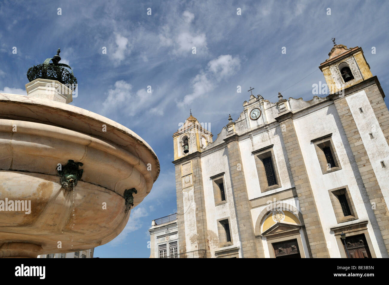 Praça do Giraldo Platz mit Kirche Igraja de Sao Antao und Renaissance-Brunnen, Evora, UNESCO-Weltkulturerbe, Alentejo, Stockfoto