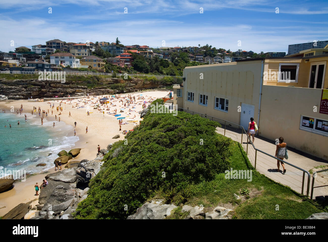 Blick über den Tamarama Surf Club und Strand auf der Bondi Mocca Klippe Trail. Sydney, New South Wales, Australien Stockfoto
