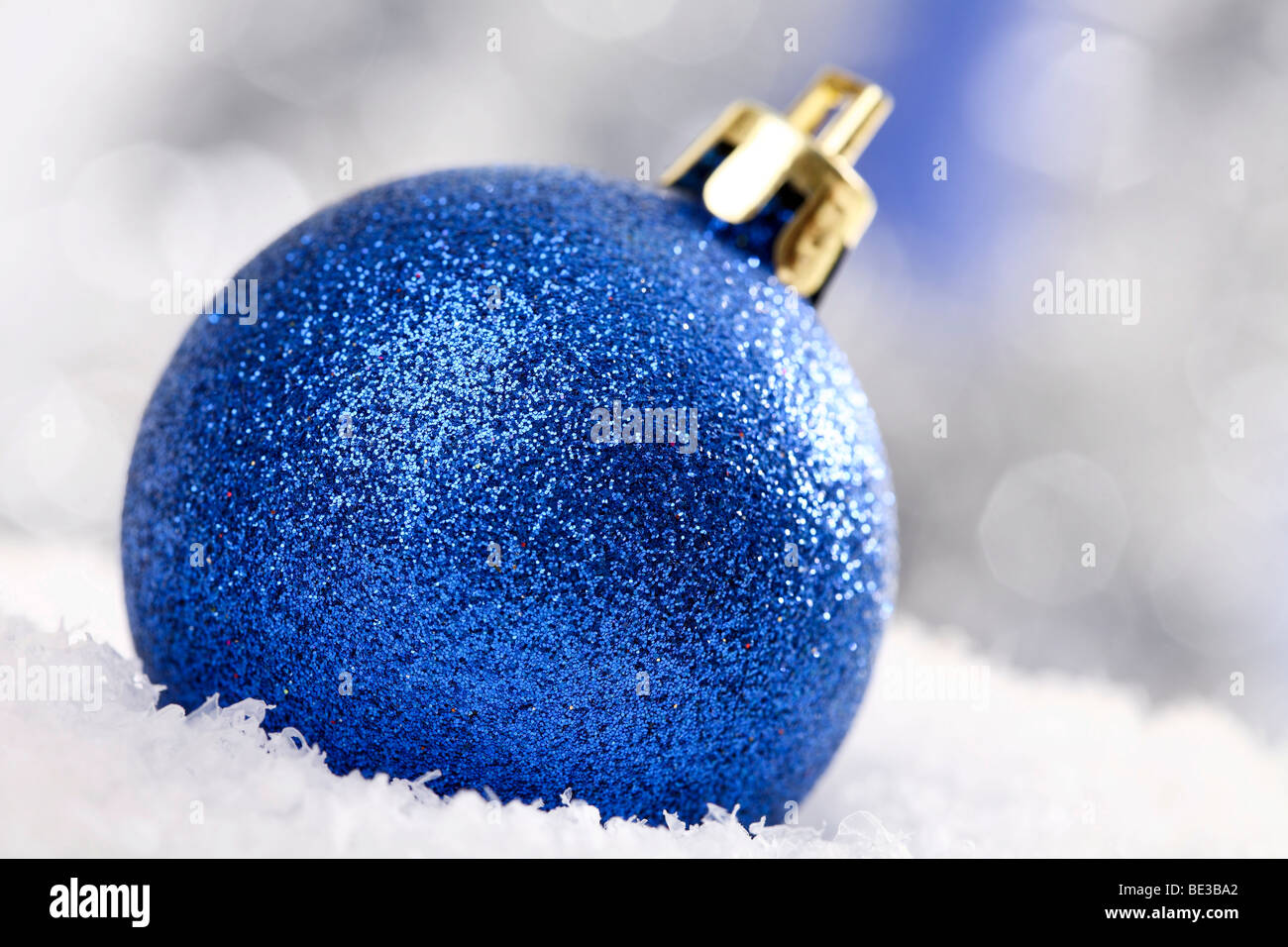 Blaue Christbaumkugel auf Schnee Stockfoto