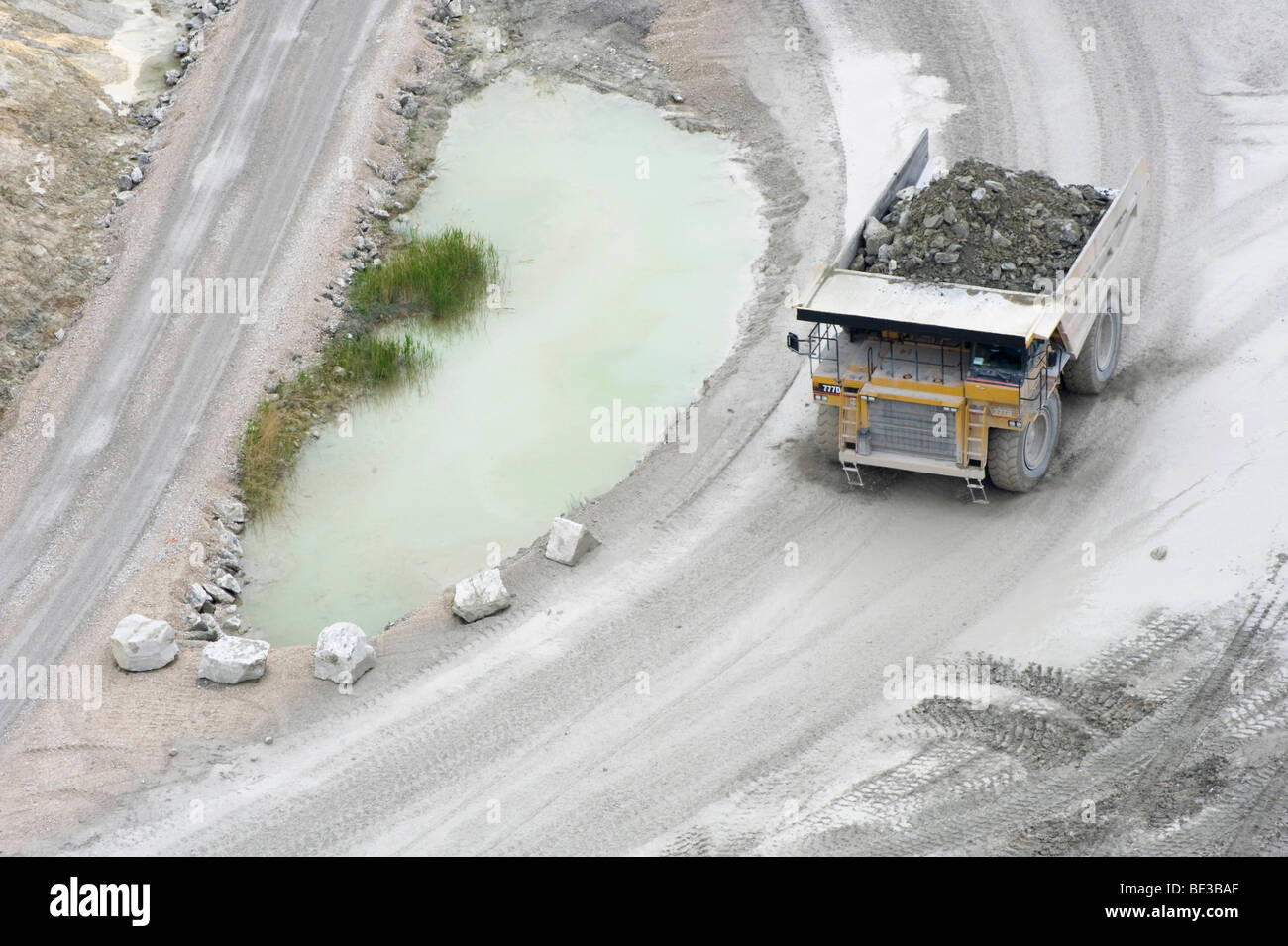 Schwerlast-Fahrzeug, LKW mit 100 t, Steinbruch, Rohrendorf Zementwerke, Bayern, Deutschland Stockfoto