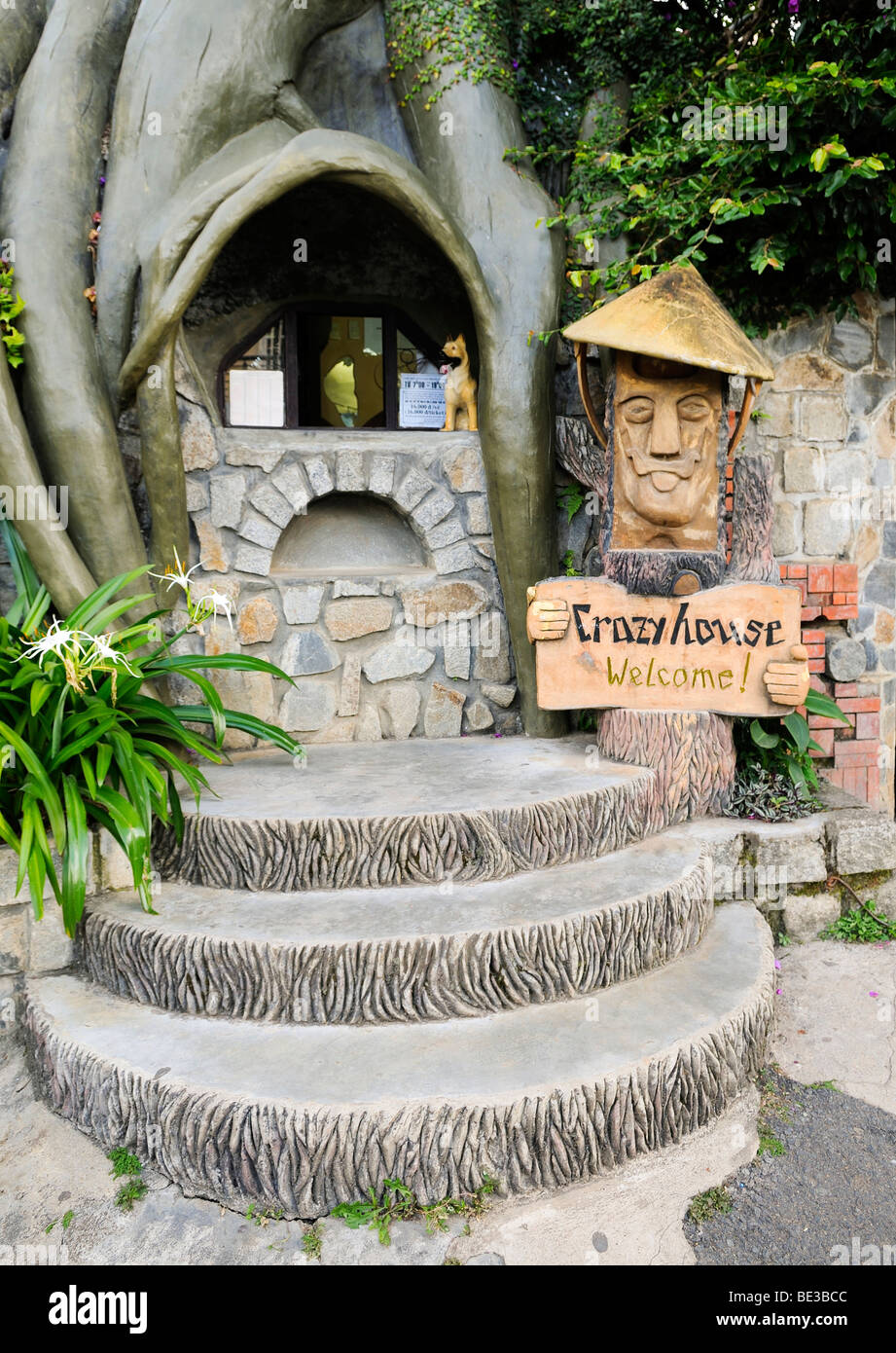 Lachend Pilzkopf Figur mit Zeichen und Zahlen Desk bei Crazy House Hotel, Hang Nga Guesthouse, Dalat, Hochland, V Stockfoto