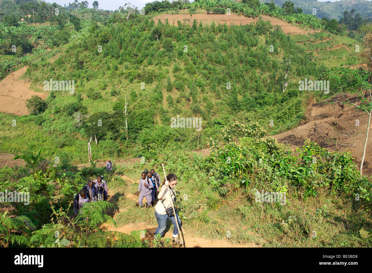 Wandern durch Farmland Bwindi Impenetrable National Park in Süd-Uganda grenzt an Touristen. Stockfoto