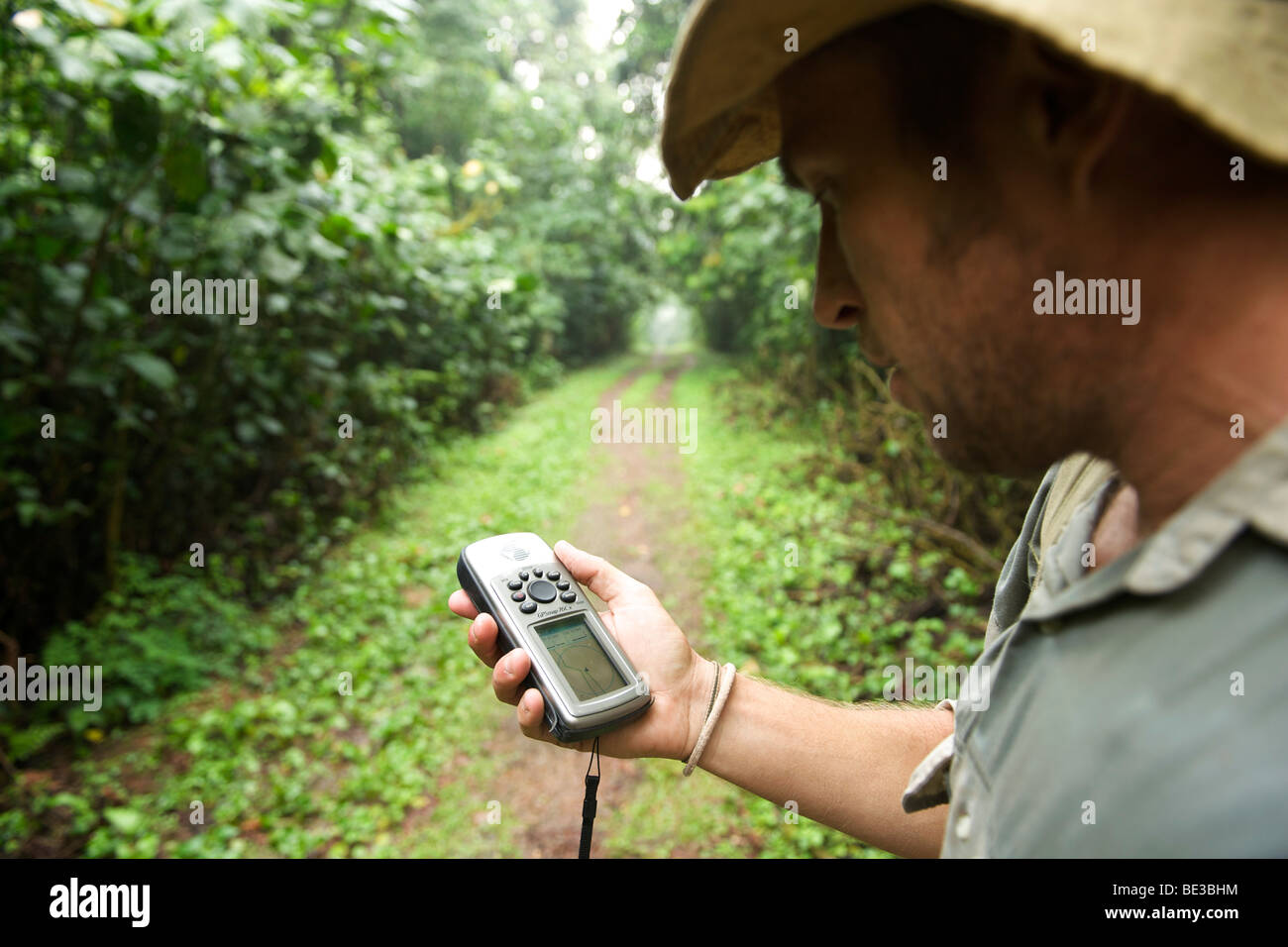 Mann mit einem GPS in den Regenwäldern des Bwindi Impenetrable National Park im Süden Ugandas. Stockfoto