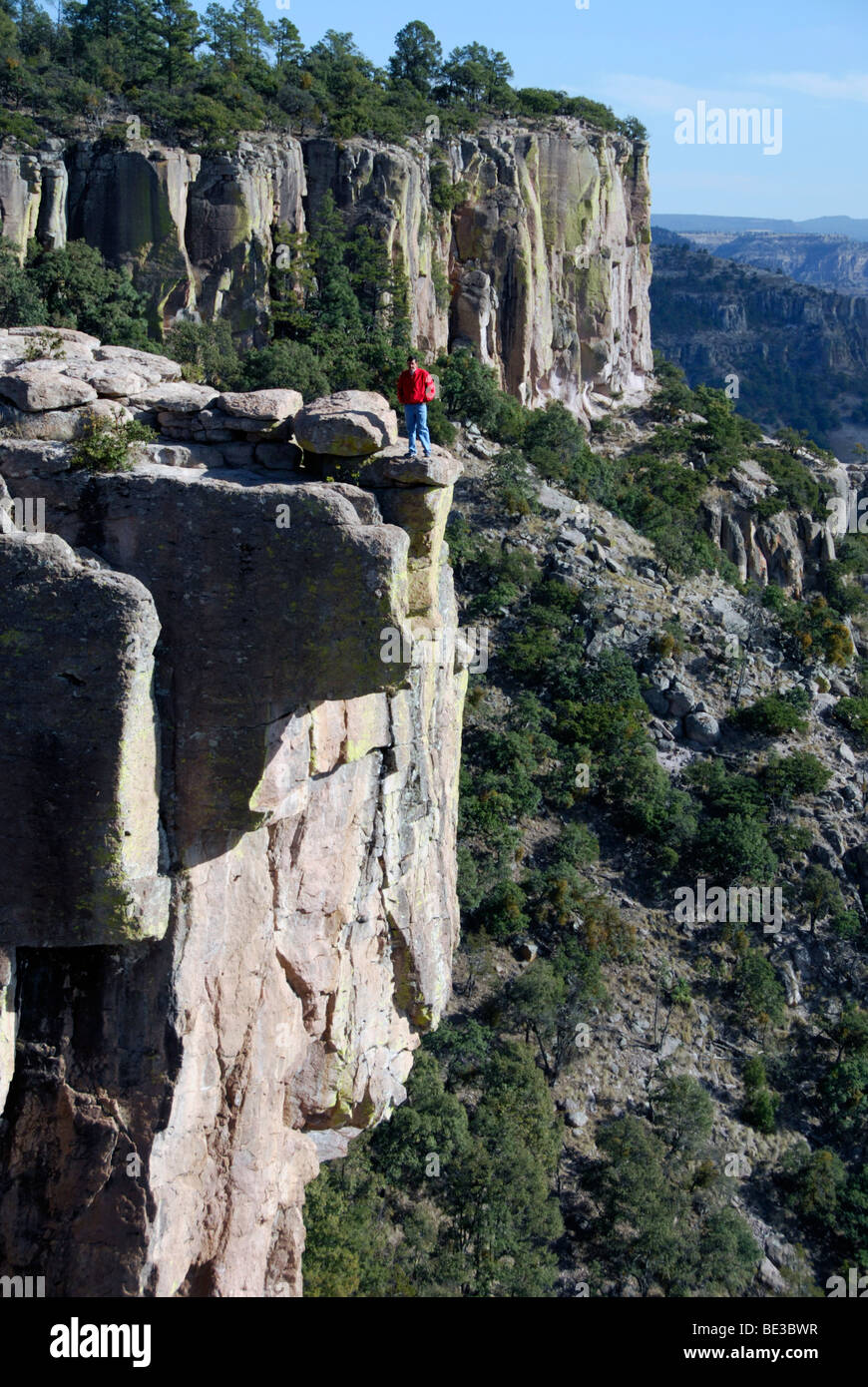 Balancing Rock auf Felsen am Rand des Copper Canyon, Chihuahua, Mexiko Stockfoto