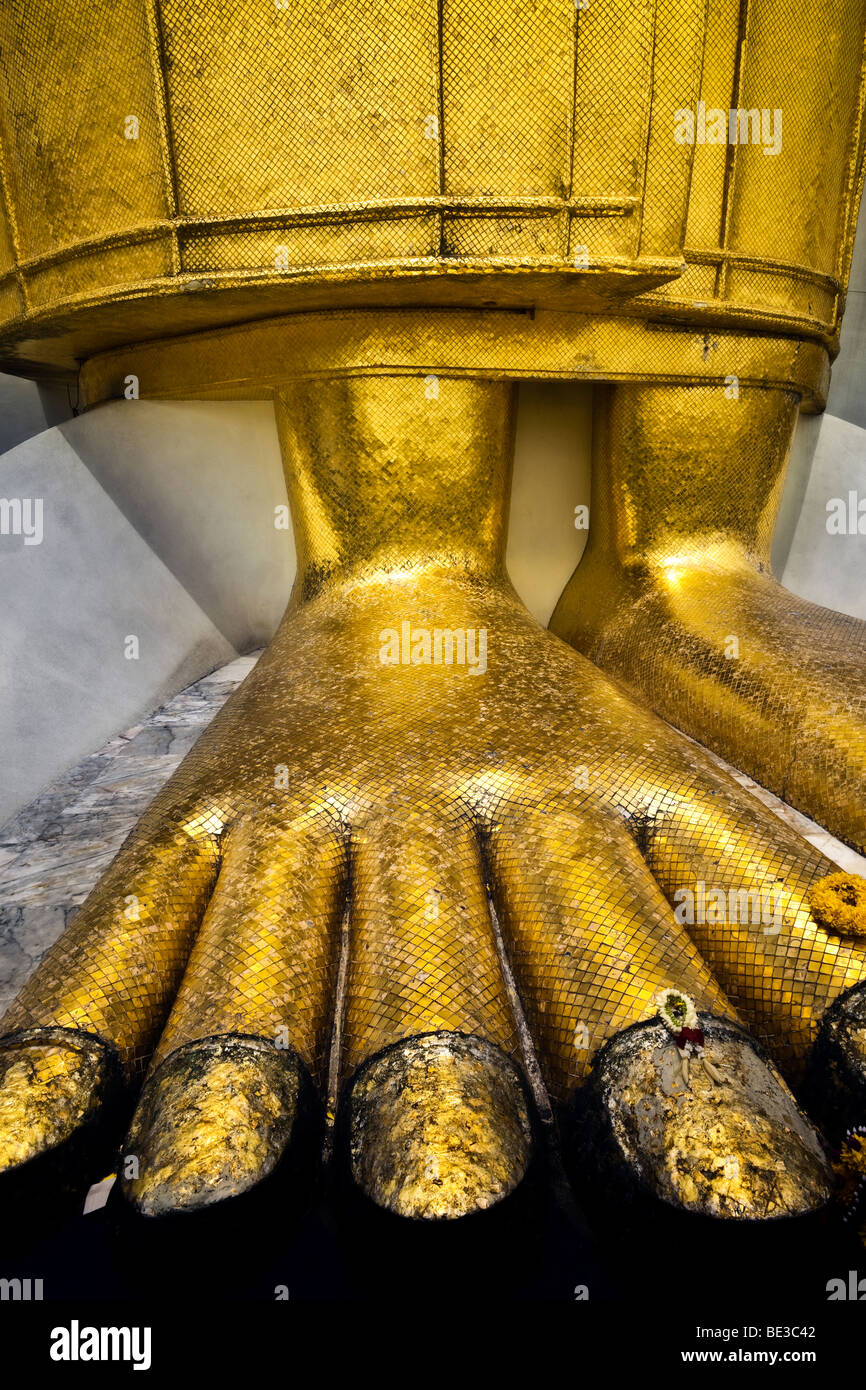 Füße des Riesen stehen im freien golden Buddha Tempel Wat Intharawihan, Bangkok, Thailand Stockfoto