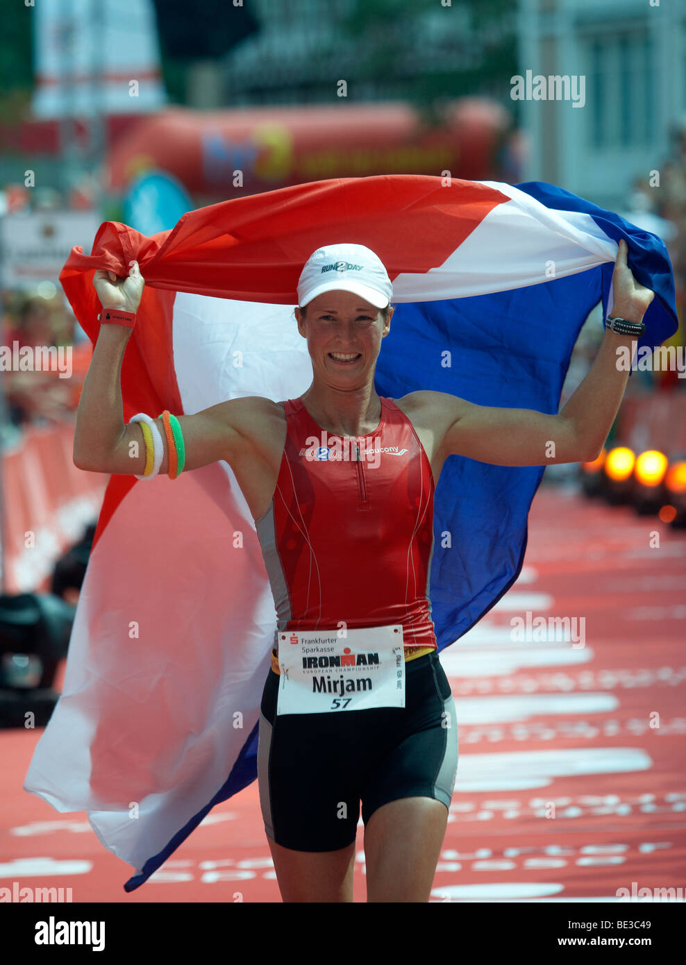 Triathlon, Mirjam Weerd, Niederlande, an der Ziellinie, Ironman Germany, Frankfurt, Hessen, Deutschland, Europa Stockfoto