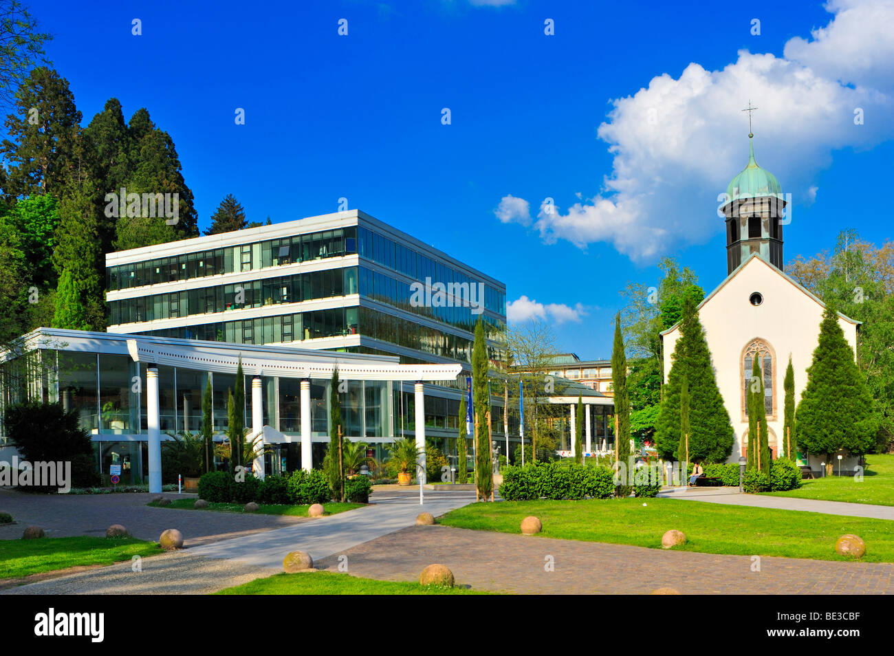 Caracalla-Therme Thermen und öffentliches Schwimmbad mit Spitalkirche Kirche, Baden-Baden, Schwarzwald, Baden-Württemberg, Stockfoto