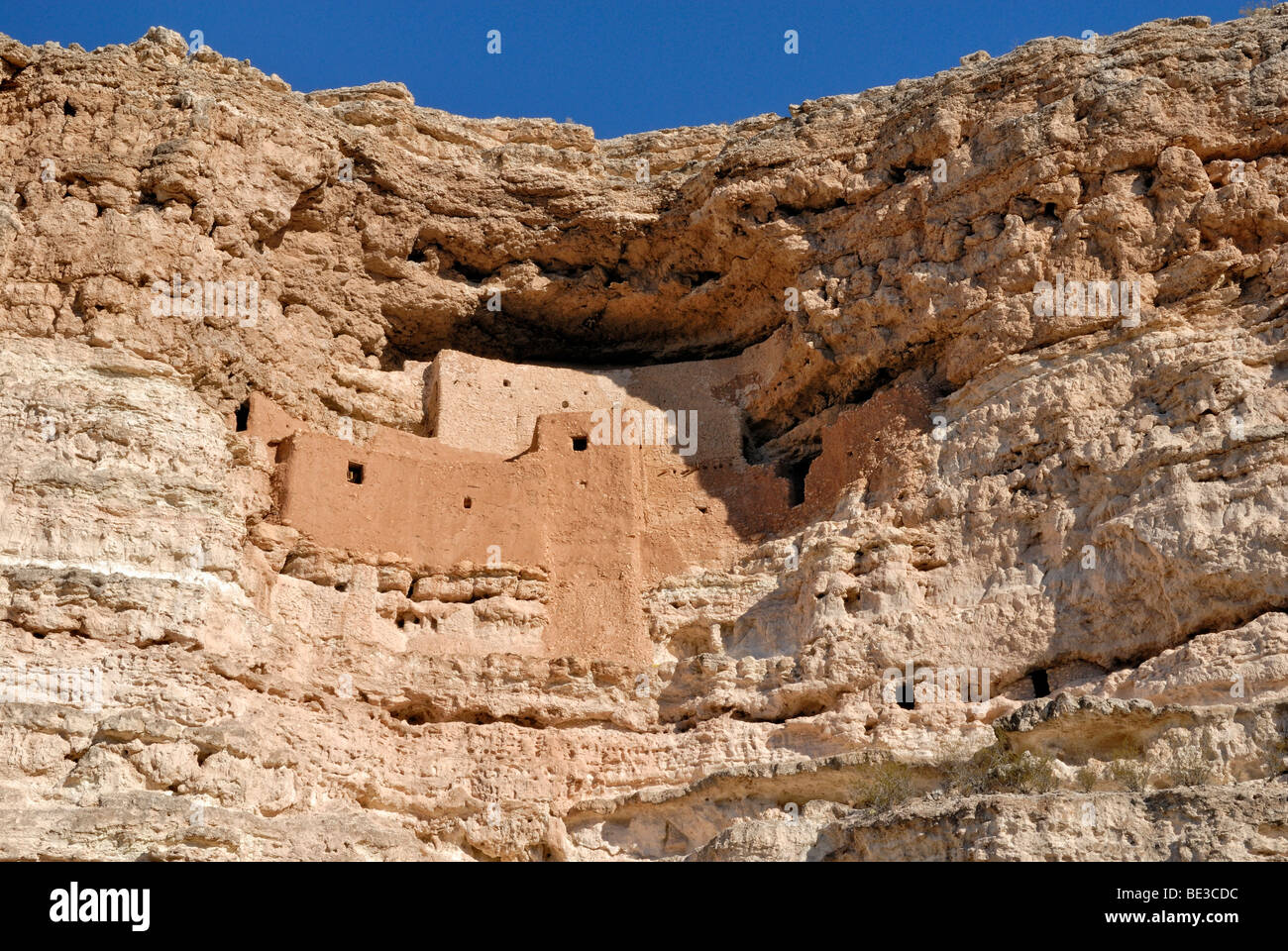 Montezuma Castle, Cliff Castle von den Sinagua Indianern um 1300 n. Chr. Montezuma Castle National Monument, Verde Valley Stockfoto