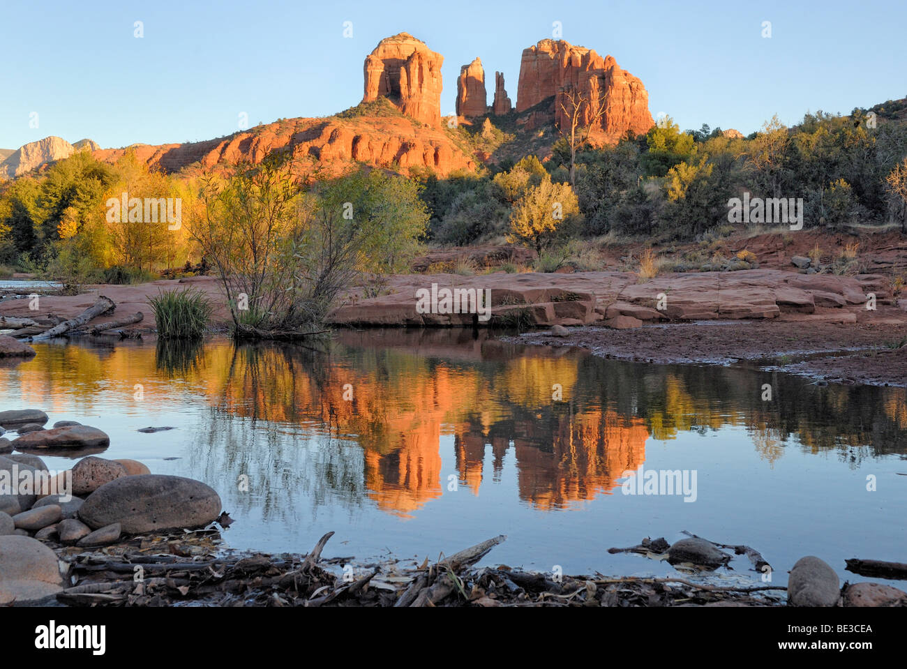 Cathedral Rock spiegelt sich in Oak Creek, Sedona, Red Rock Country, Arizona, USA Stockfoto