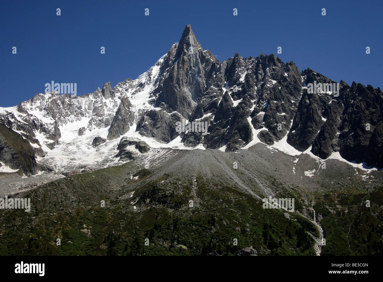 Die Aiguille du Dru, ein Doppel erreichte Berg im Mont-Blanc-Massiv in Chamonix-Mont-Blanc, Frankreich, Europa Stockfoto