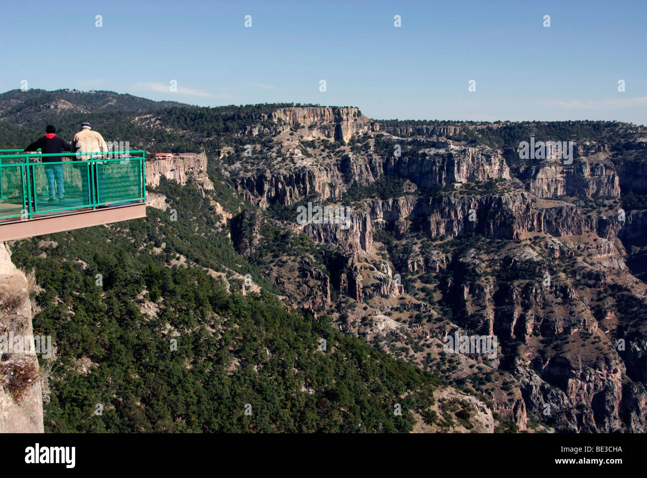 Aussichtsplattform mit Blick auf Copper Canyon, Chihuahua, Mexiko Stockfoto