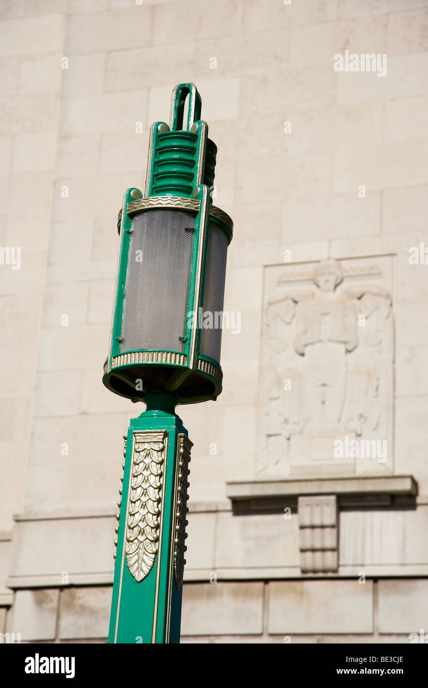 Art-Deco-Lampen außerhalb George dock Gebäude in Liverpool UK Stockfoto