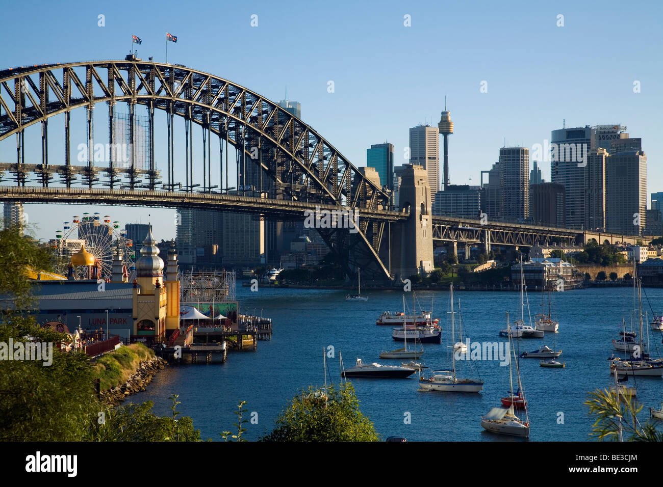 Blick über Lavendel Bay, die Harbour Bridge und City-Skyline. Sydney, New South Wales, Australien Stockfoto