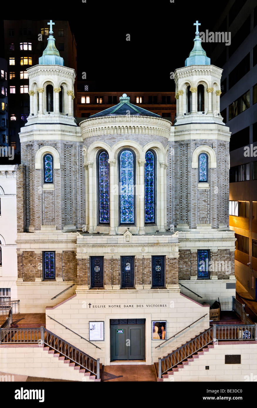 Eglise Notre Dame des Victoires bei Nacht San Francisco // SAN FRANCISCO, Kalifornien — Eglise Notre Dame des Victoires, eine historische französisch-katholische Kirche, wird nachts beleuchtet. Die Kirche besticht durch ihre unverwechselbare Beaux-Arts-Architektur mit Doppeltürmen und verzierten Buntglasfenstern. 1856 von französischen Einwanderern gegründet, wurde das heutige Gebäude 1913 fertiggestellt. Es ist als Nationalschrein des französischen Volkes in den Vereinigten Staaten anerkannt. Die Kirche stand dem verheerenden Erdbeben in San Francisco von 1906 stand. Es liegt im Finanzviertel der Innenstadt von San Franci Stockfoto
