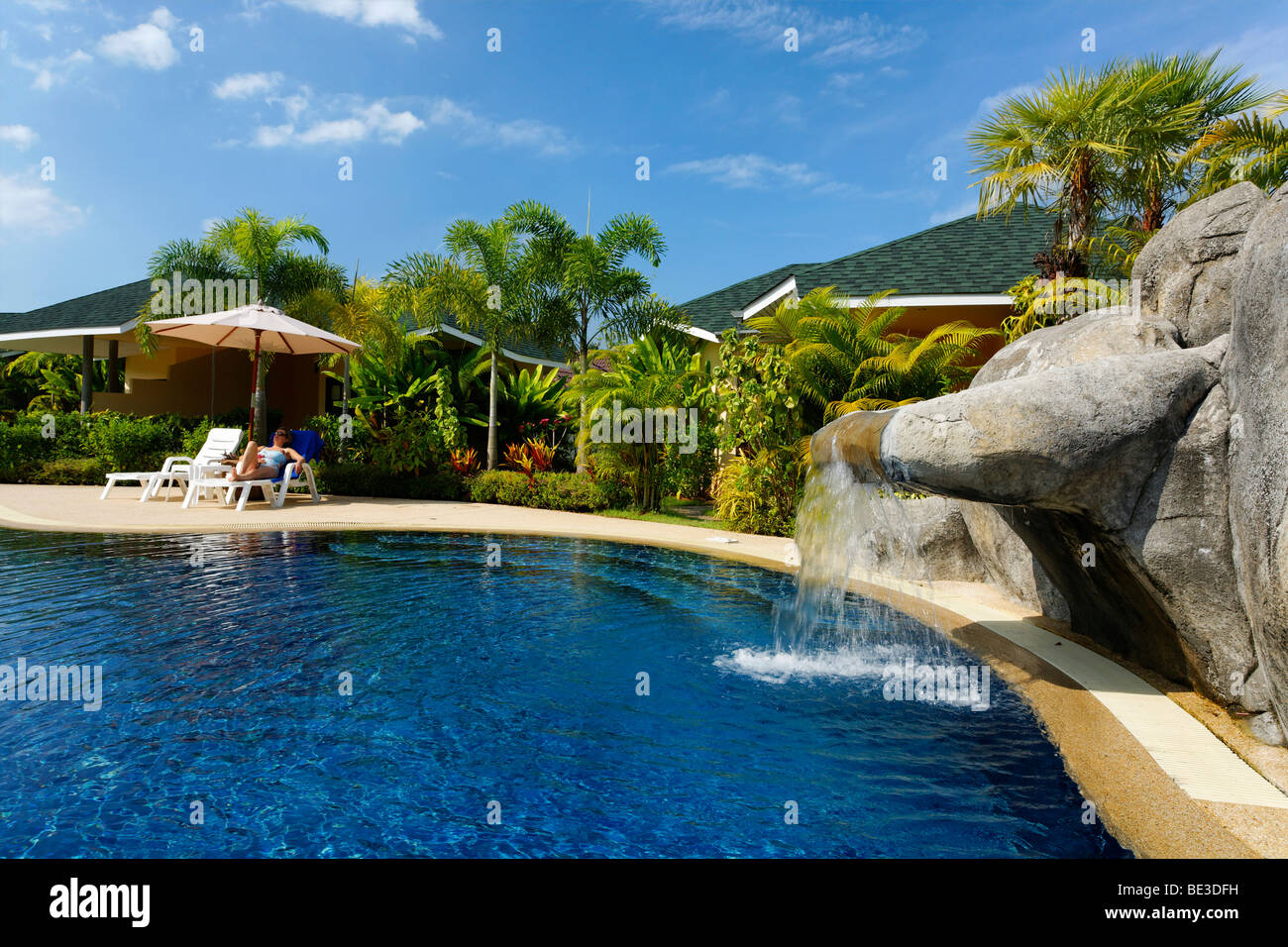 Bungalows mit grünen, Sonnenschirme, künstlichen Wasserfall und Pool, Palm Garden Resort, Khao Lak, Phuket, Thailand, Asien Stockfoto