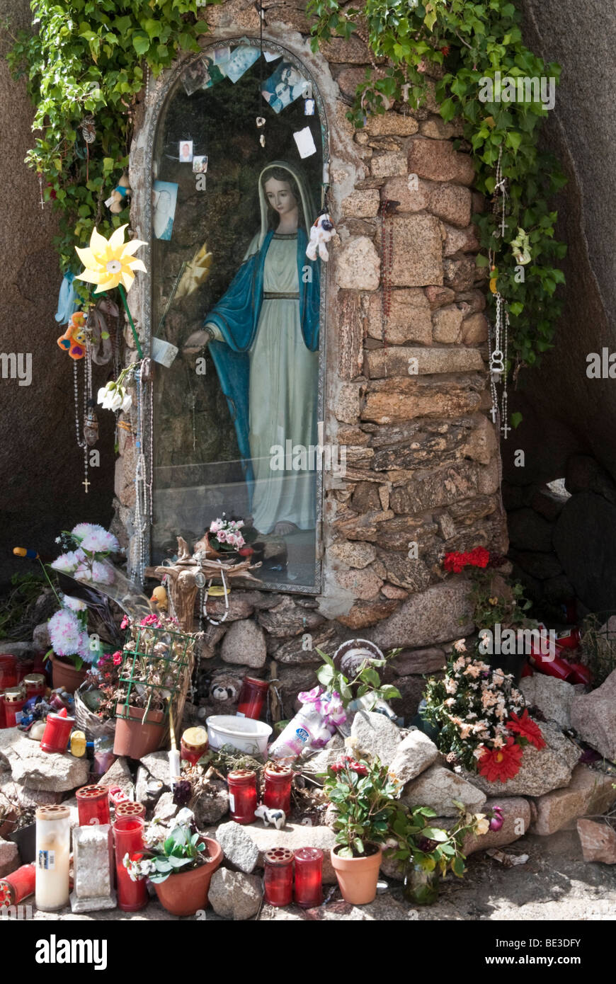 Am Straßenrand Schrein mit Statue der Jungfrau Maria und Angebote in Nord-Sardinien, Italien Stockfoto