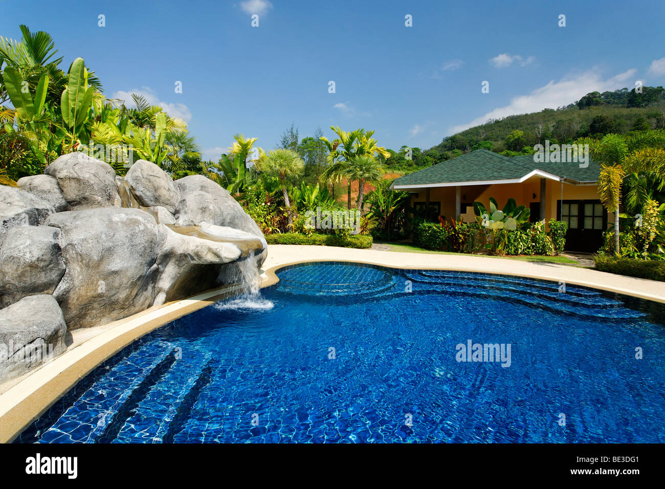 Bungalows mit grünen, künstlichen Wasserfall und Pool, Palm Garden Resort, Khao Lak, Phuket, Thailand, Asien Stockfoto