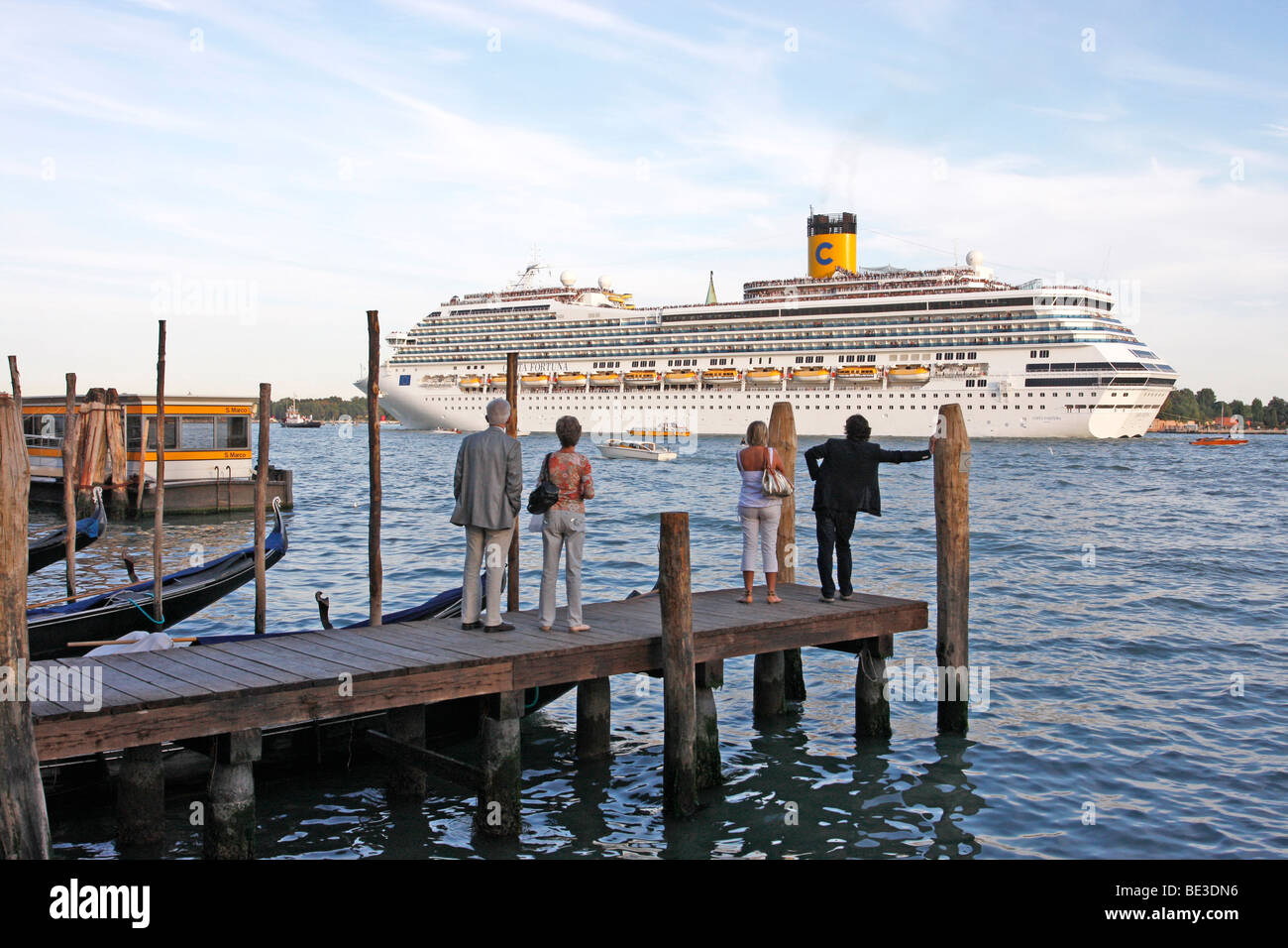 Die Costa Fortuna Kreuzfahrtschiff aus Venedig gefüllt mit Passagieren, Italien Stockfoto