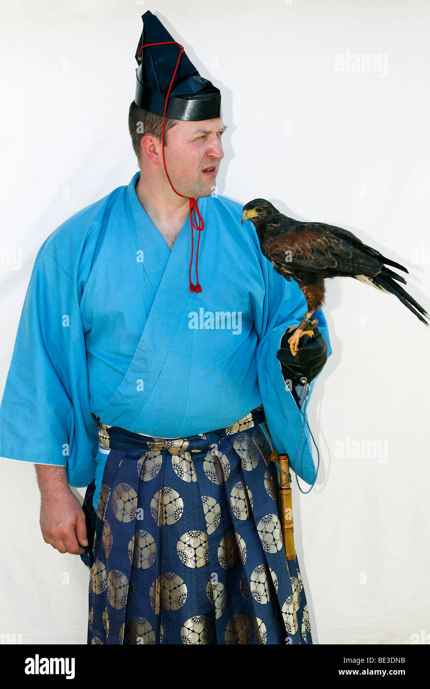 Falkner in japanischer Sprache, Kleidung, mit einem Falken auf dem Arm Samurai Takeda Group, Japantag Japan-Tag Düsseldorf, Nordrhein-Wes Stockfoto