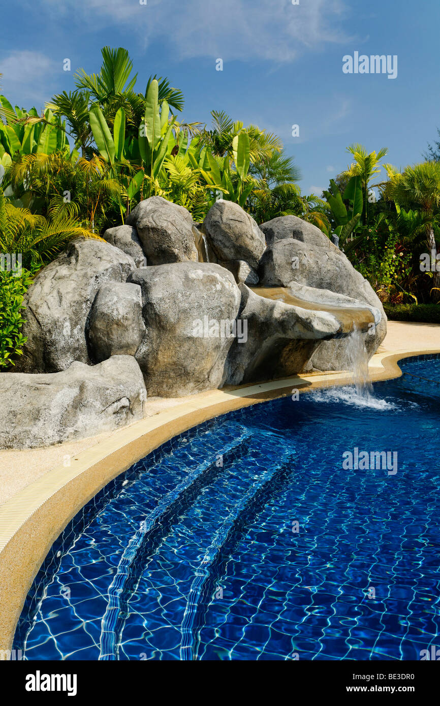 Künstlicher Wasserfall, Felsen und Pool in grüner Umgebung, Palm Garden Resort, Khao Lak, Phuket, Thailand, Asien Stockfoto