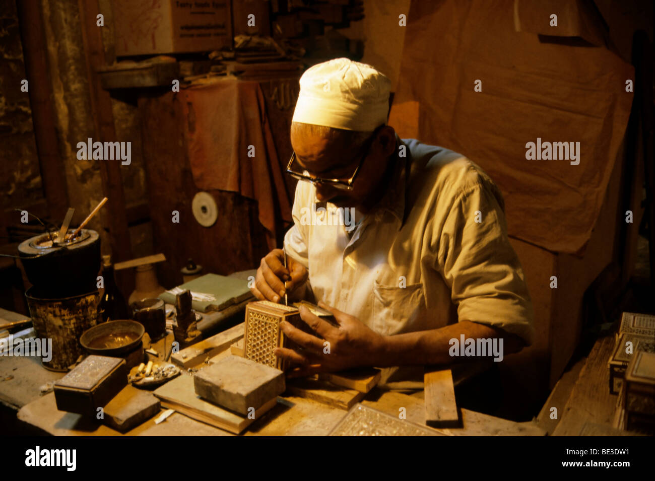 Ägyptische Handwerker bei der Arbeit, Werkstatt, Mann, Markt, Souk, Kairo, Ägypten, Afrika Stockfoto