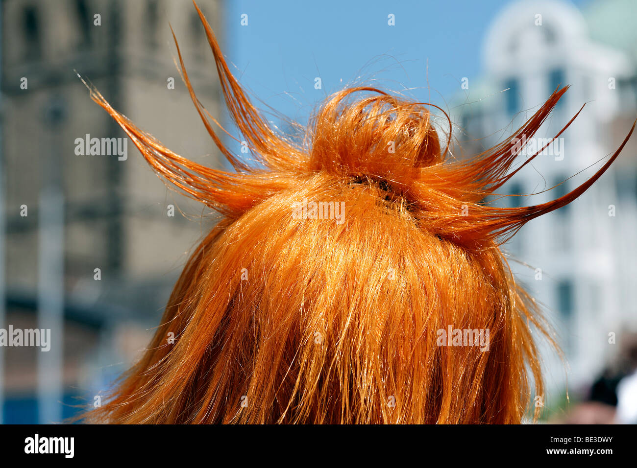 Komische Haare gestylt in Spitzen mit Haargel, Orange gefärbten Haaren, Cosplay Summit für Fans von japanischen Anime und Manga Zeichen Stockfoto