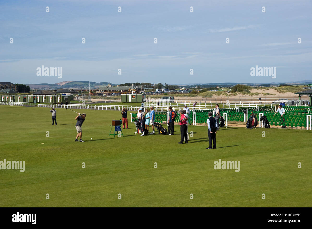 Golfer, die auf dem ersten Loch des Old Course in St Andrews Fife Schottland Abschlag Stockfoto