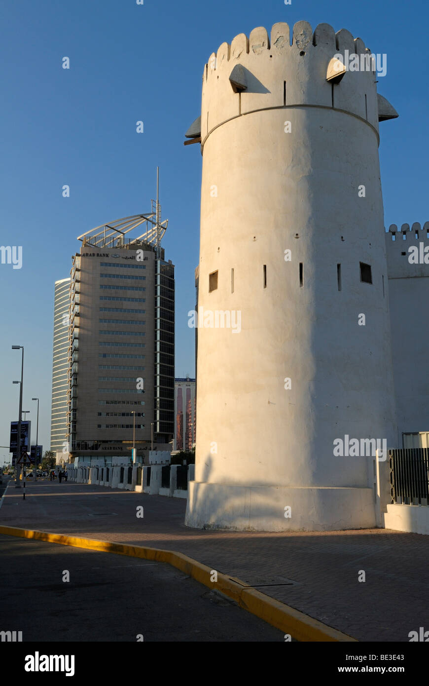 Historischen Al Hosn Fort und moderne mehrstöckige Gebäude im Zentrum von Abu Dhabi City, Arabische Emirat Abu Dhabi, Vereinigte Arabische Emirate, Stockfoto