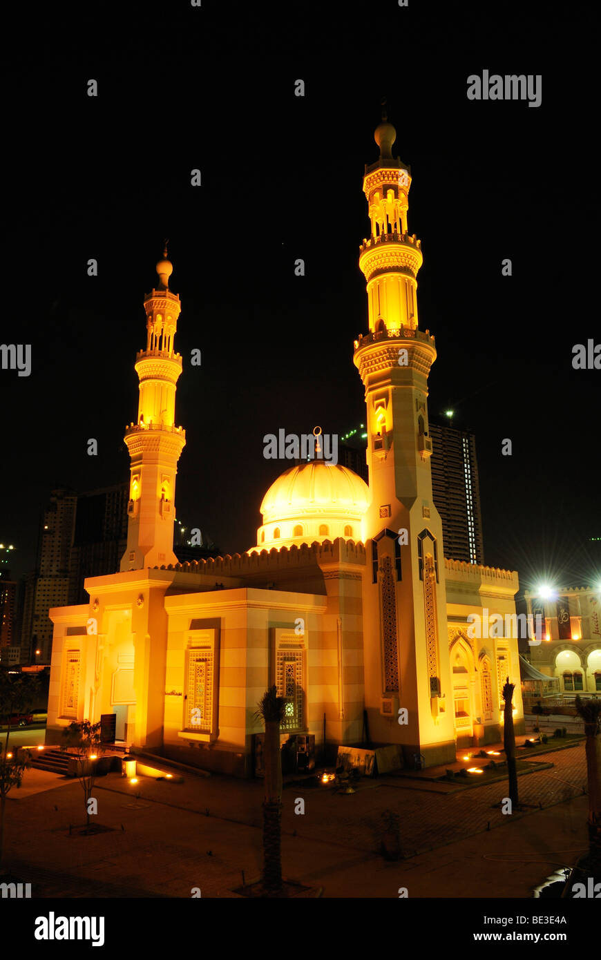 Moschee auf Al Qasba Canal, Emirat Sharjah, Vereinigte Arabische Emirate, Saudi-Arabien, Middle East, West-Asien Stockfoto