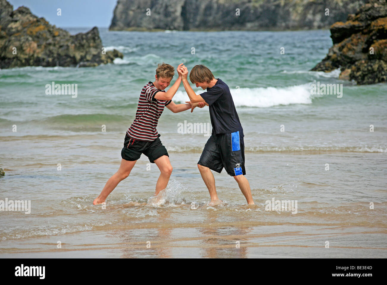 zwei Jungs im Teenageralter Kämpfe an den Strand von Durness, Schottland, Großbritannien Stockfoto