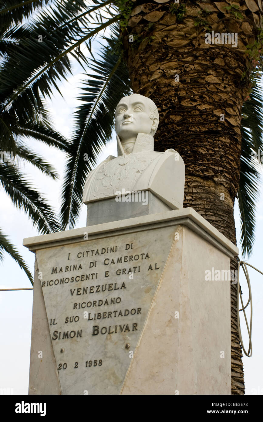 Helf-Länge Statue von Simon Bolivar in Marina di Camerota, Nationalpark Cilento und Vallo di Diano, Salerno, Kampanien, Italien Stockfoto