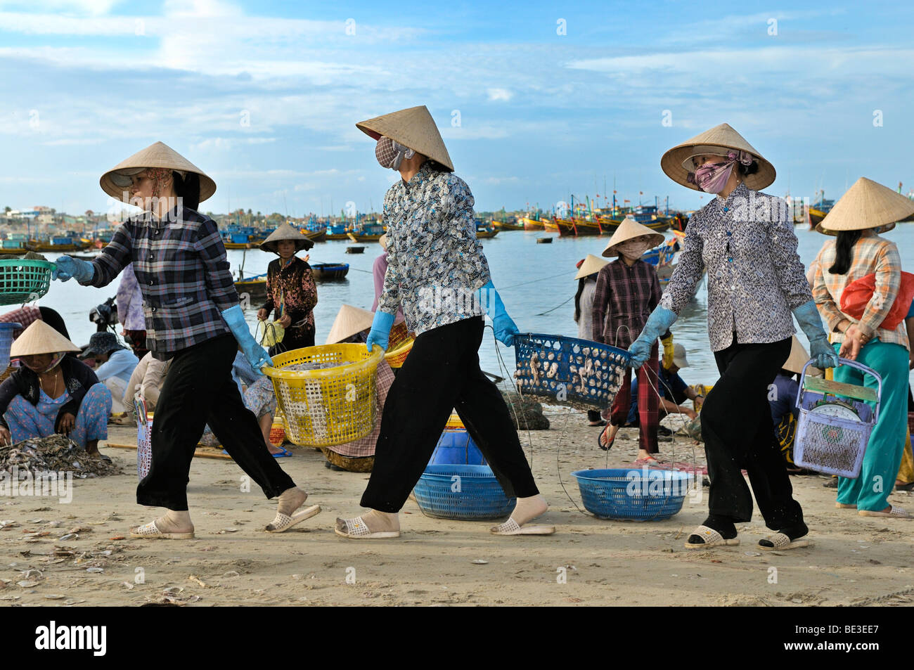 Junge Frauen, die Körbe mit Fisch, Mui Ne, Vietnam, Asien Stockfoto