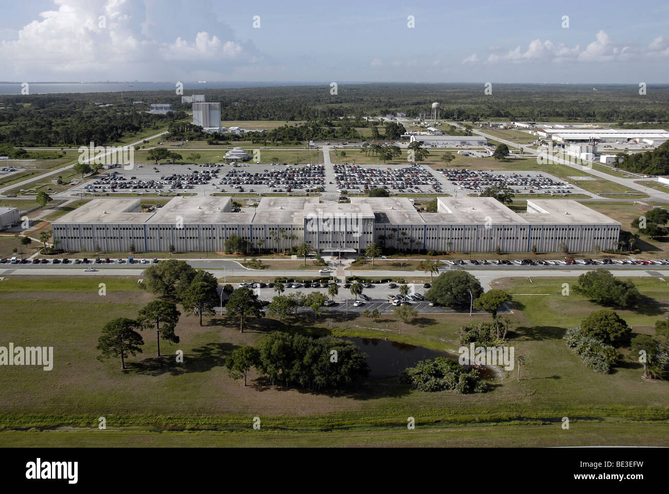 Cape Canaveral, Florida, 15. Mai 2009 - Luftaufnahme des Kennedy Space Center der NASA zeigt das zentrale Gebäude. Stockfoto
