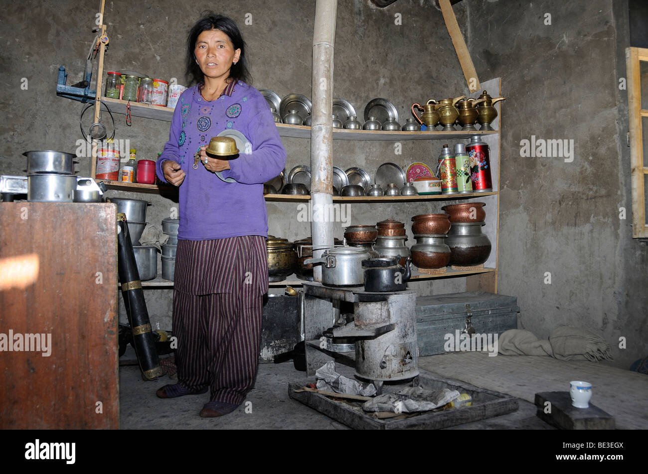 Bäuerin in ihrer Küche, mit Metall, Kupfer und Messingplatten in den Regalen der ehemaligen Kupferschmied, Chiling, Zansk Stockfoto