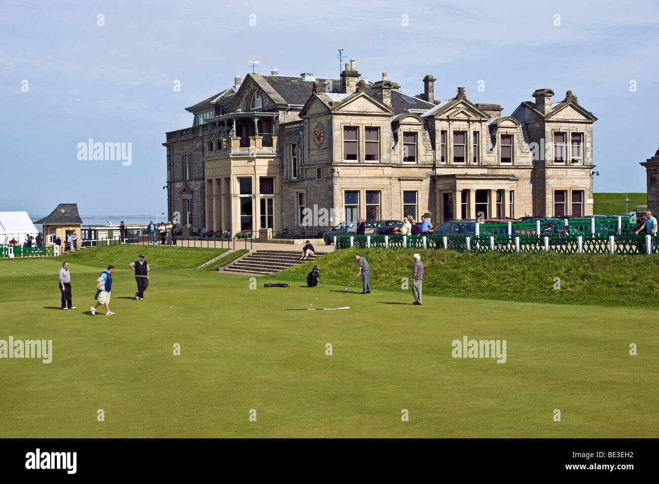 Golfer, die auf das 18. Loch des Old Course in St Andrews, Fife Schottland Außerbetriebnahme Stockfoto