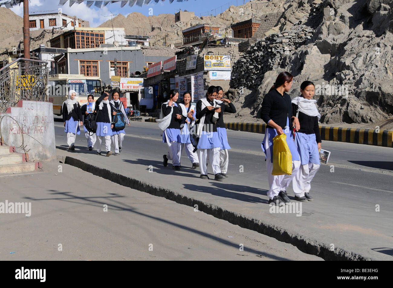 Schulmädchen Uniformen Schule kommen aus der Schule, Leh, Ladakh, Indien, Himalaya, Asien Stockfoto