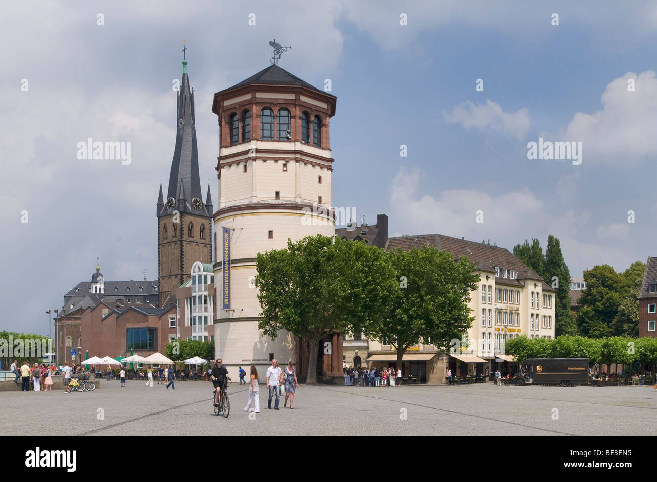 Duesseldorf Rhine Bank, Altstadt, Burgplatz Square und Lambertuskirche Kirche, North Rhine-Westphalia, Deutschland, Europa Stockfoto