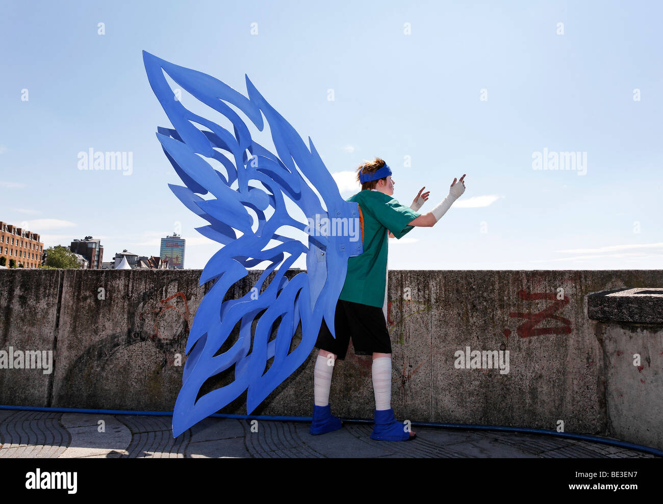 Teen posiert mit Selfmade Schmetterlingsflügel, Chouji Akimichi des Anime/Manga Naruto Cosplayer Gipfel Japantag Japan spielen Stockfoto