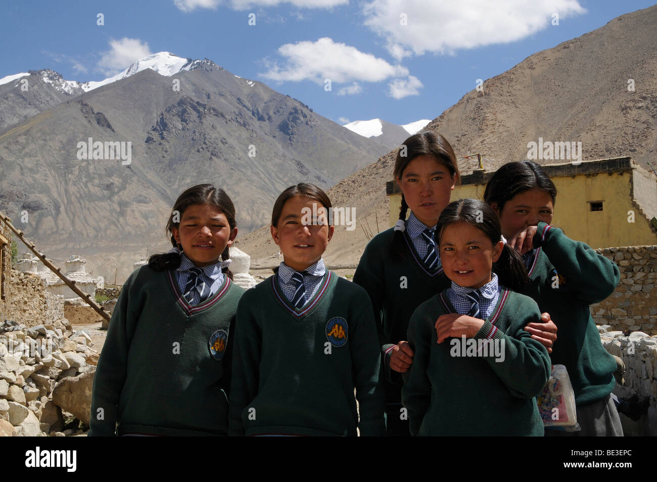 Schülerinnen und Schüler in der Nähe von Bergoase Khalsar über 4000 AMSL, Leh, Ladakh, Indien, Himalaya, Asien Stockfoto