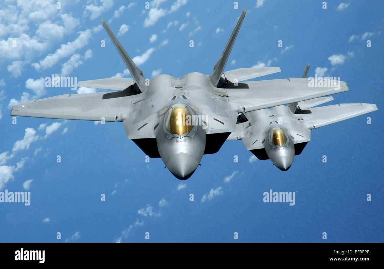 Zwei f-22 Raptor fliegen über dem Pazifischen Ozean. Stockfoto