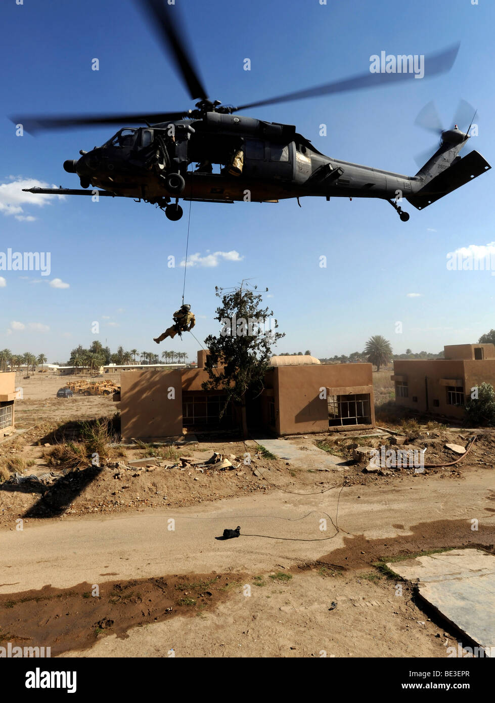 Ein Pararescueman Abseilung aus einem Hubschrauber HH-60 Pavehawk. Stockfoto