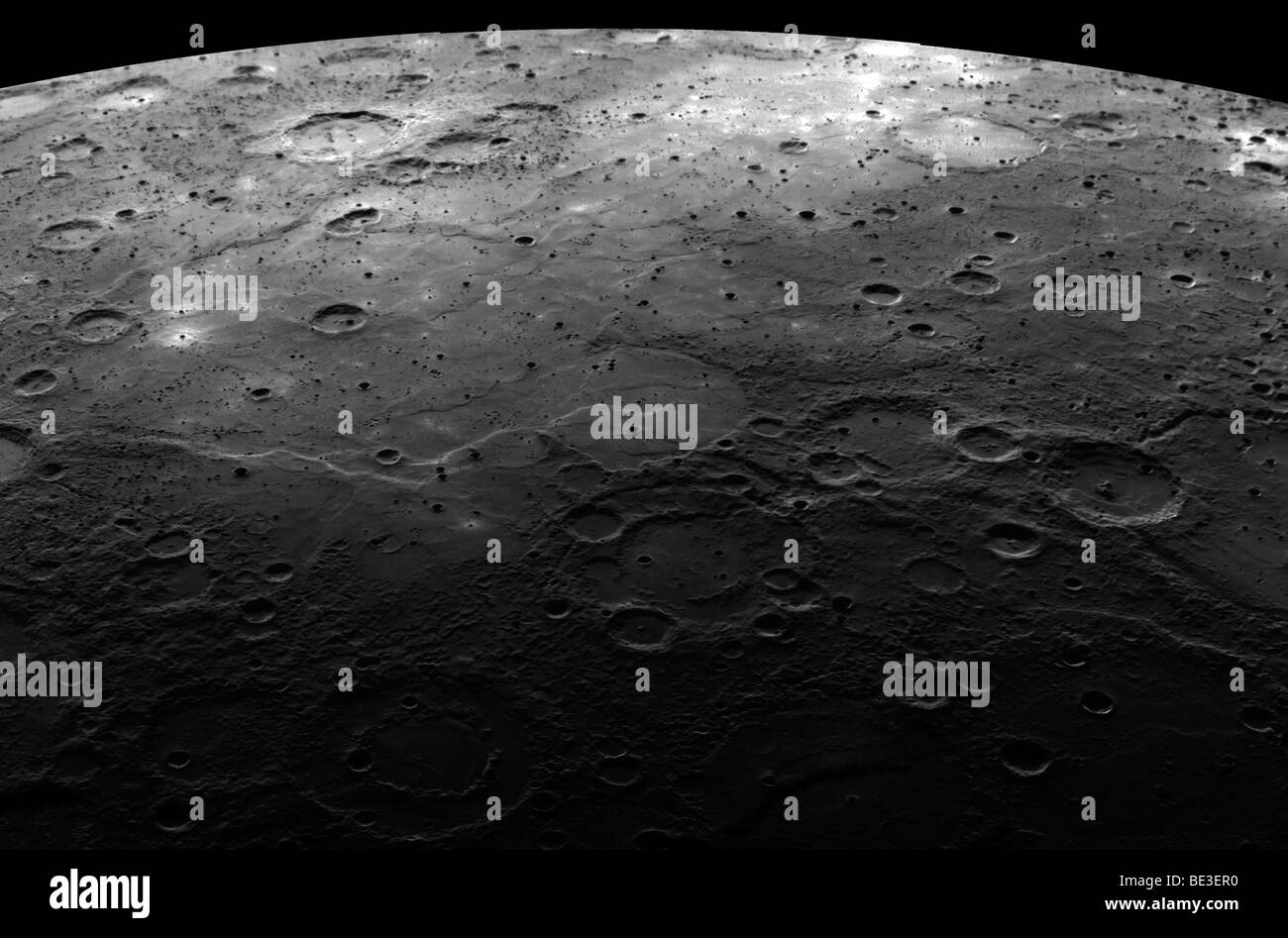 Großer Krater auf dem Planeten Merkur. Stockfoto