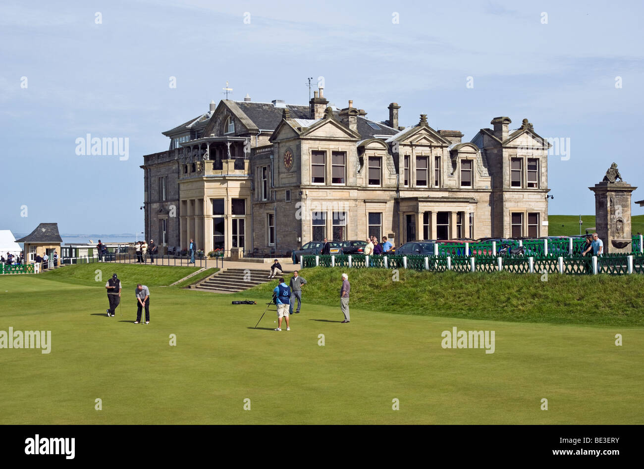 Golfer, die auf das 18. Loch des Old Course in St Andrews, Fife Schottland Außerbetriebnahme Stockfoto